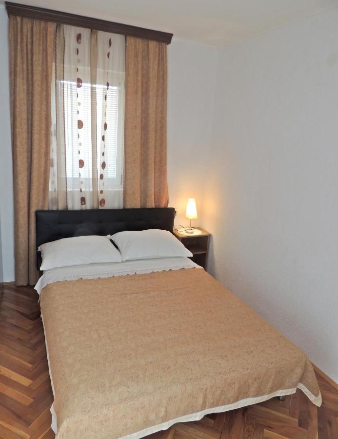 Apartman Husic Паг Екстериор снимка