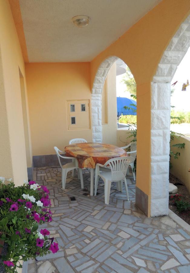 Apartman Husic Паг Екстериор снимка