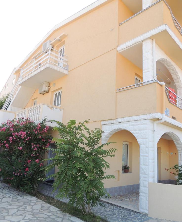 Apartman Husic Паг Екстериор снимка