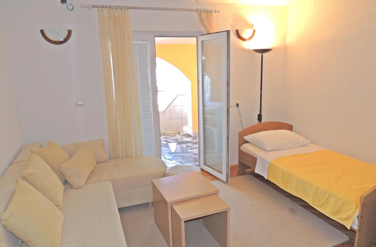 Apartman Husic Паг Екстериор снимка